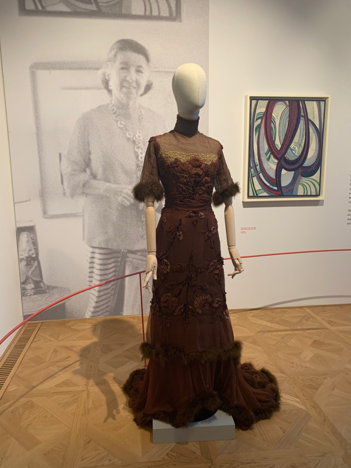 Některé z modelů ozdobily také další z výstavních prostor uměleckého domu založeného mecenáškou Medou Mládkovou (na snímku v pozadí).