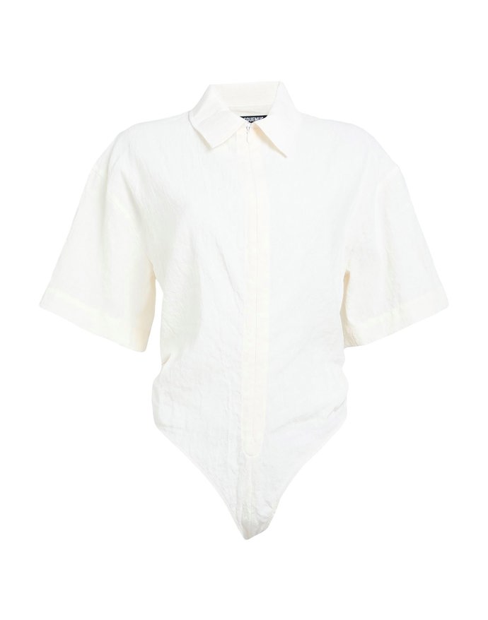 Praktický střih body s košilovou fazónou a širokými krátkými rukávy. Jacquemus, 7 490 Kč