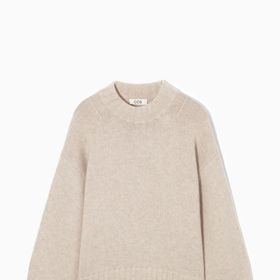 Kašmírový svetr, COS, 5 250 Kč.