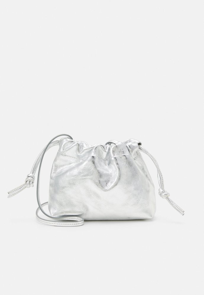 Váčková kabelka, Arket, 2 550 Kč.