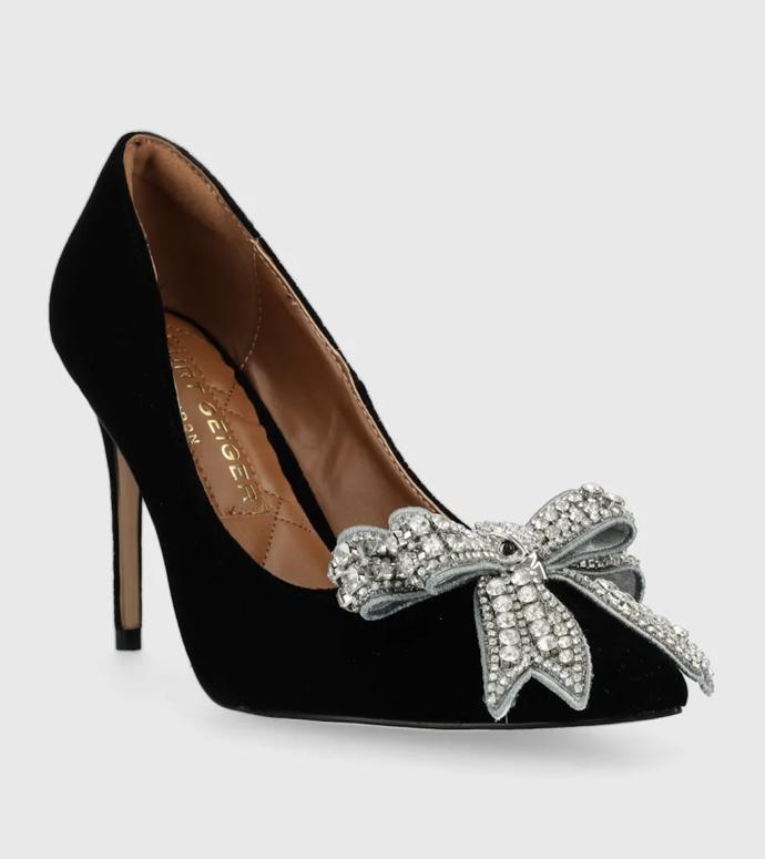 Semišové lodičky se štrasovou mašlí, Kurt Geiger, 5 199 Kč.