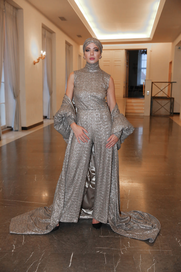 Módní návrhářka Debbie Brown ve stříbrné róbě ze své vlastní dílny.