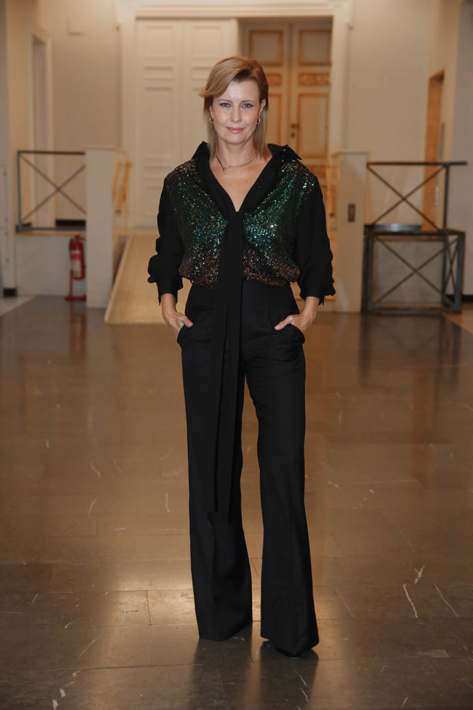 Herečka Jitka Schneiderová oblékla namísto večerních šatů elegantní černé kalhoty a blůzu se zelenými flitry. 