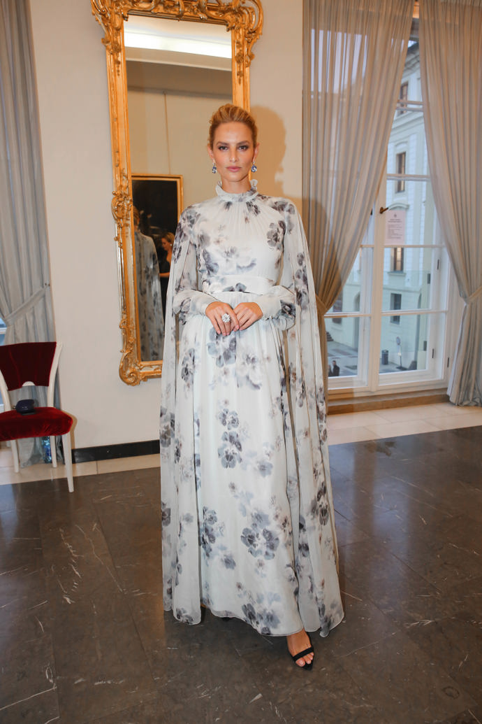 Topmodelka Michaela Kociánová oblékla okouzlující světlou róbu s květy a dlouhou pelerínou. Doplnila je diamantovými šperky.