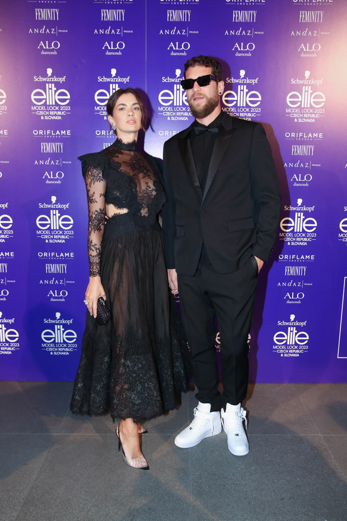 Rapper Majk Spirit se čerstvě přestěhoval do Prahy a do Španělského sálu přišel s manželkou Mariou. Ta oblékla černou krajkovou róbu značky Zimmermann.