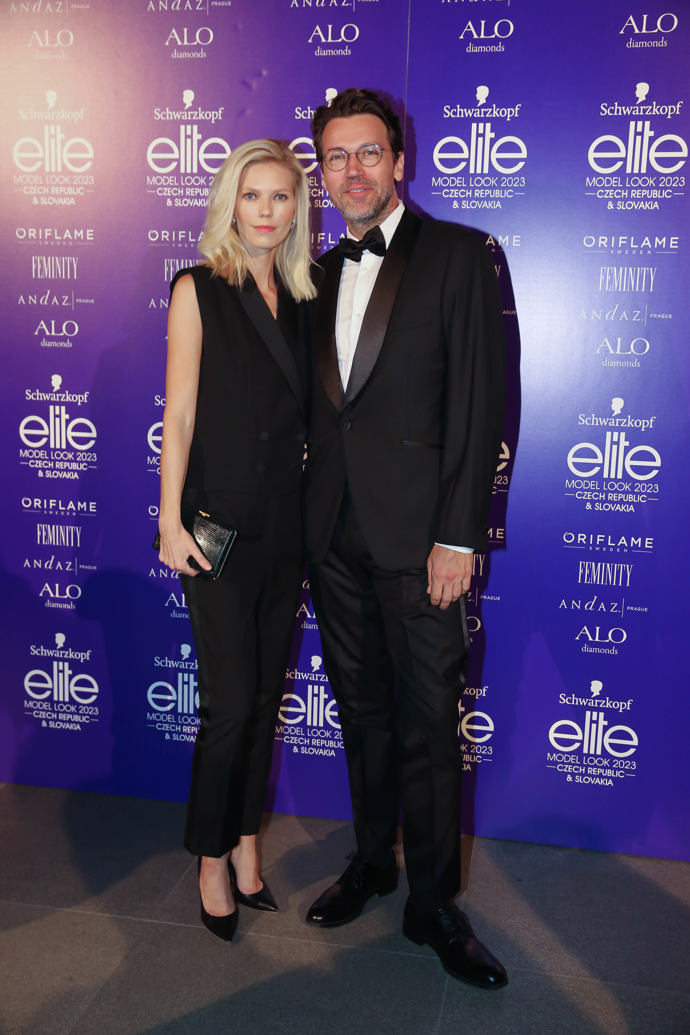Modelka Veronika Hejlíková s manželem Lukášem Hejlíkem. Veronika vynesla černý komplet vesty a společenských kalhot.