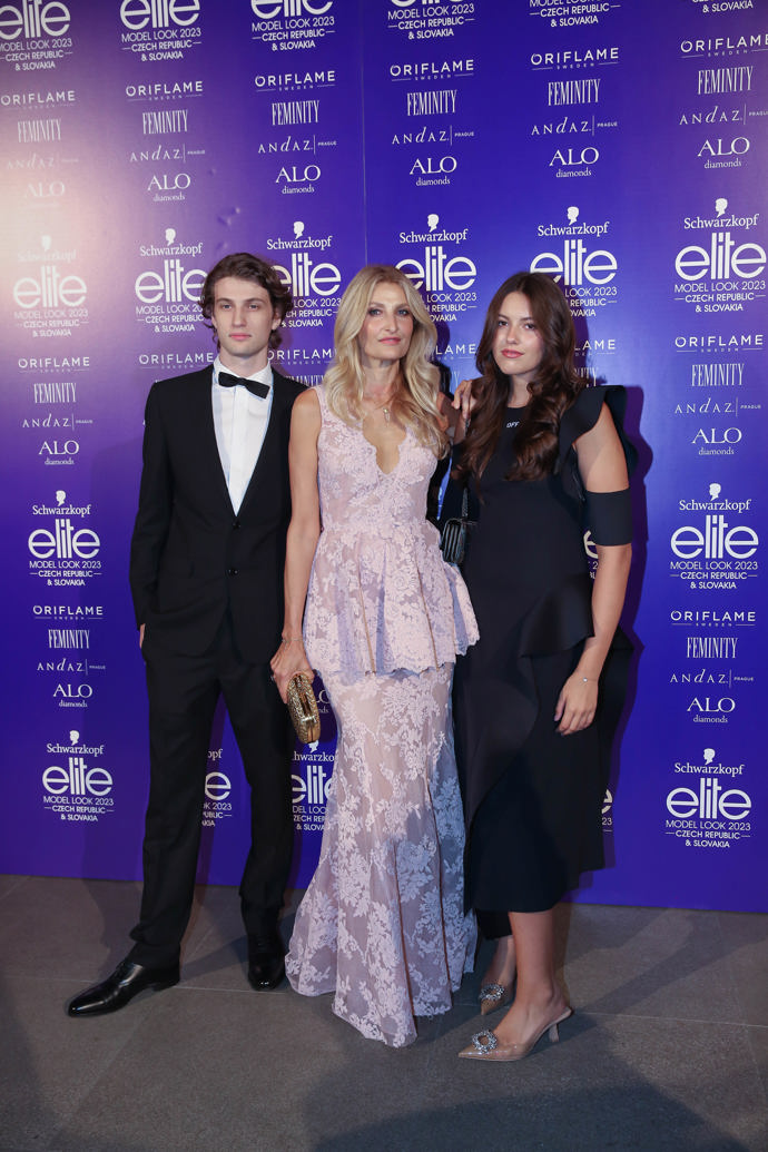 Topmodelka Tereza Maxová přišla do Španělského sálu Pražského hradu s oběma dětmi, dcerou Mínou Maxovou Oymen a synem Tobiasem Joshuou Fetterleinem.