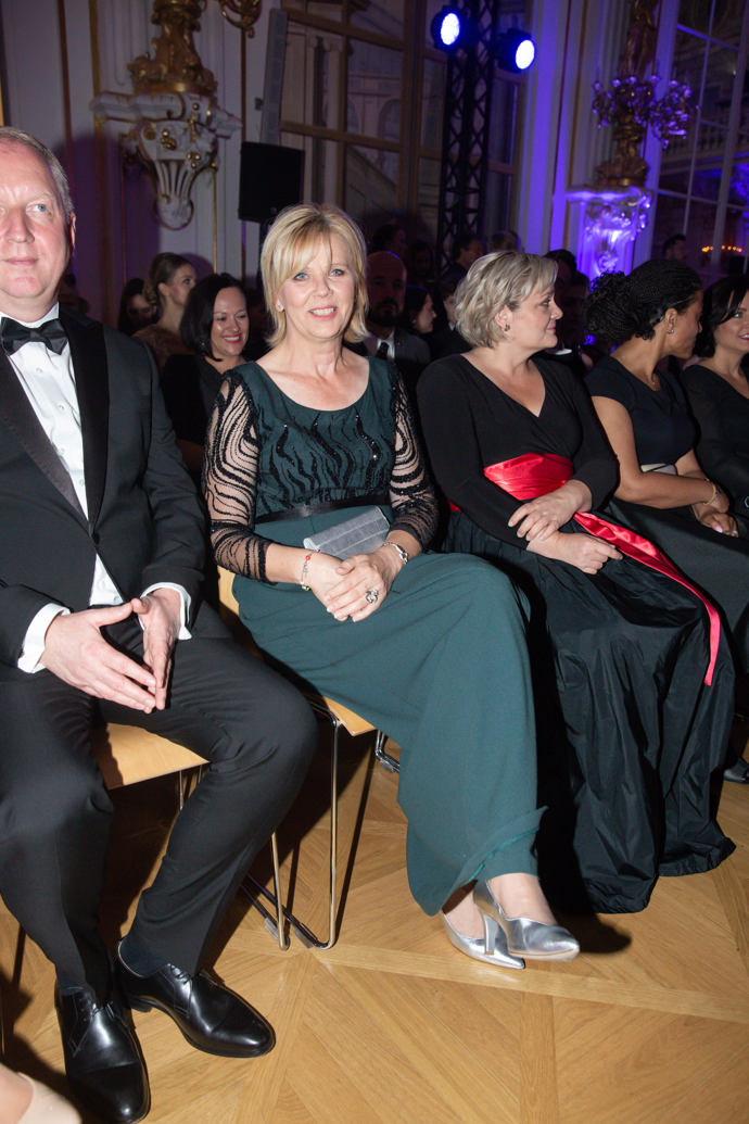 První dáma Eva Pavlová. O styling se postarala Lenka Bernardes da Silva, která vybrala večerní róbu petrolejové barvy ze své tvorby a šperky Roberto Coin z 18karátového bílého zlata z kolekcí Animalier a Cento.