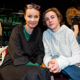 Na jevišti už se Maxmilian objevil také se svou maminkou.  