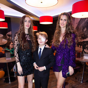 U dvanáctiletého syna Theodora se rodiče střídají v jednom bytě, aby se nemusel stěhovat on. 