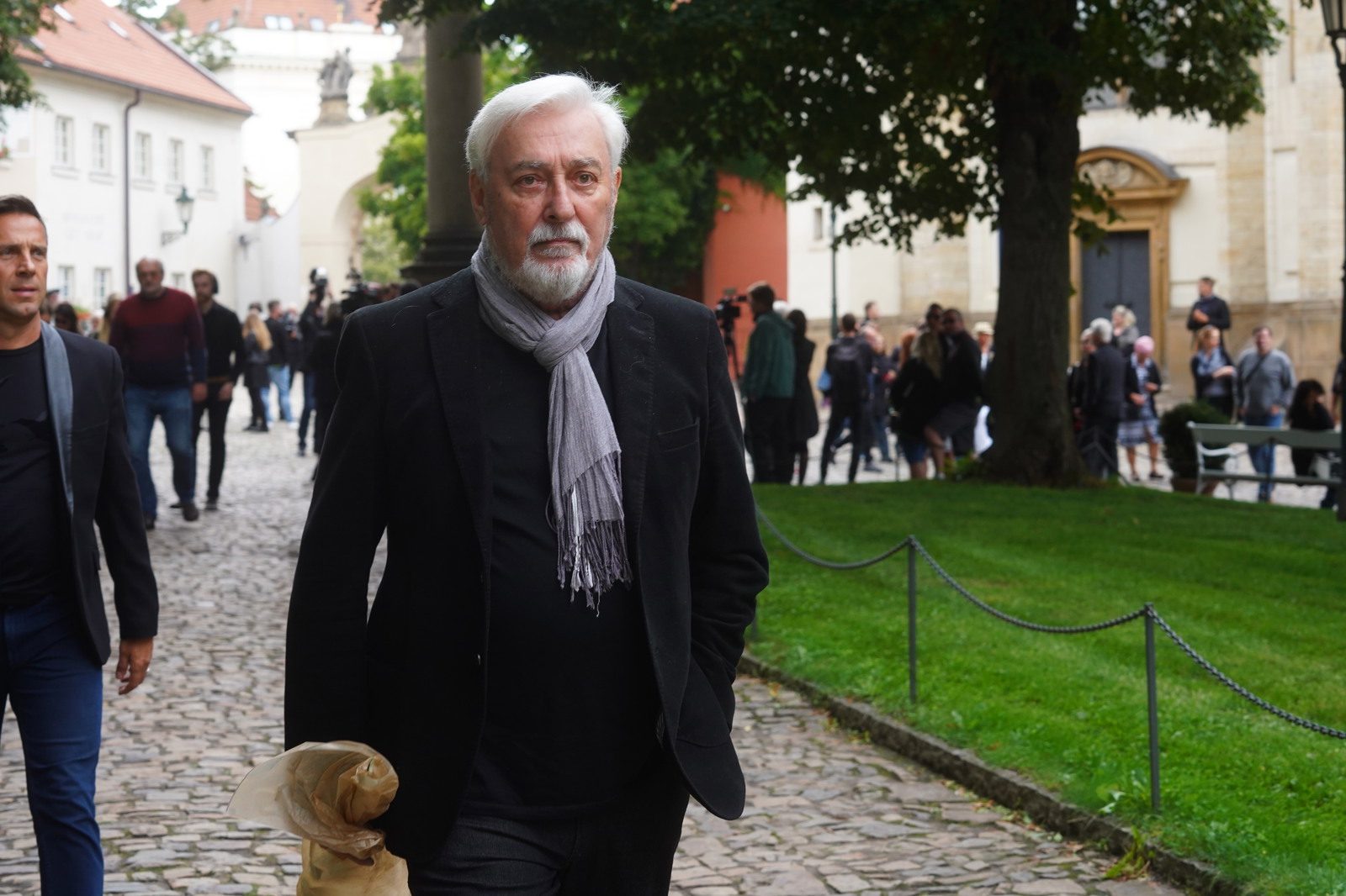 Galerie: Jan Rosák rozprodává majetek. S manželkou se stěhují z Mníšku ...