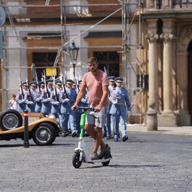 Drzost některých uživatelů koloběžek nemá konce.