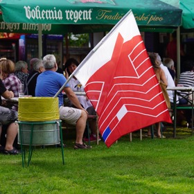 Vlajka KSČM v koši.