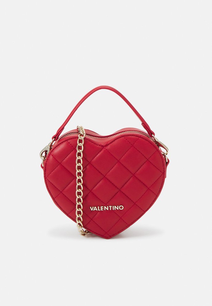Pevná kabelka ve tvaru srdce, Valentino, 2 890 Kč.