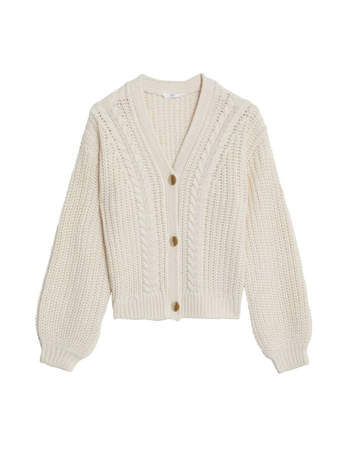 K vrstvení je vhodný propínací svetřík v neutrálních barvách. (Marks & Spencer, 699 Kč)