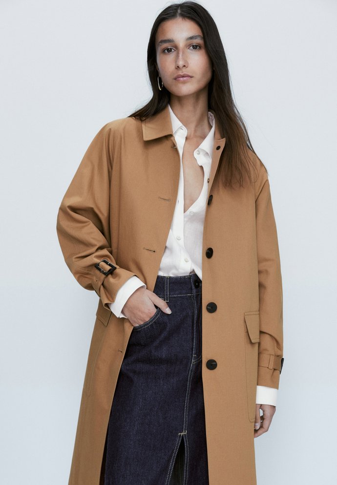 Tip na styling s bílou košilí podle nejnovějších trendů, přesto ryze nadčasový. Massimo Dutti, 1 399 Kč