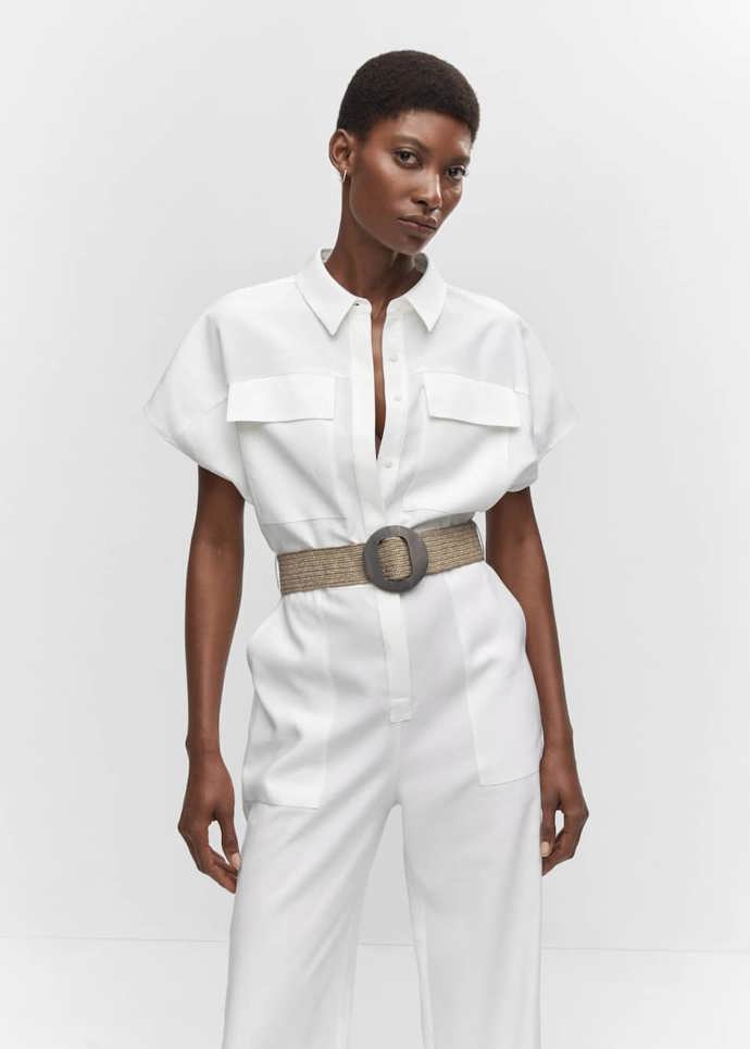 Vizuální prvek košile zapojený do střihu overalu působí velmi sofistikovaně.