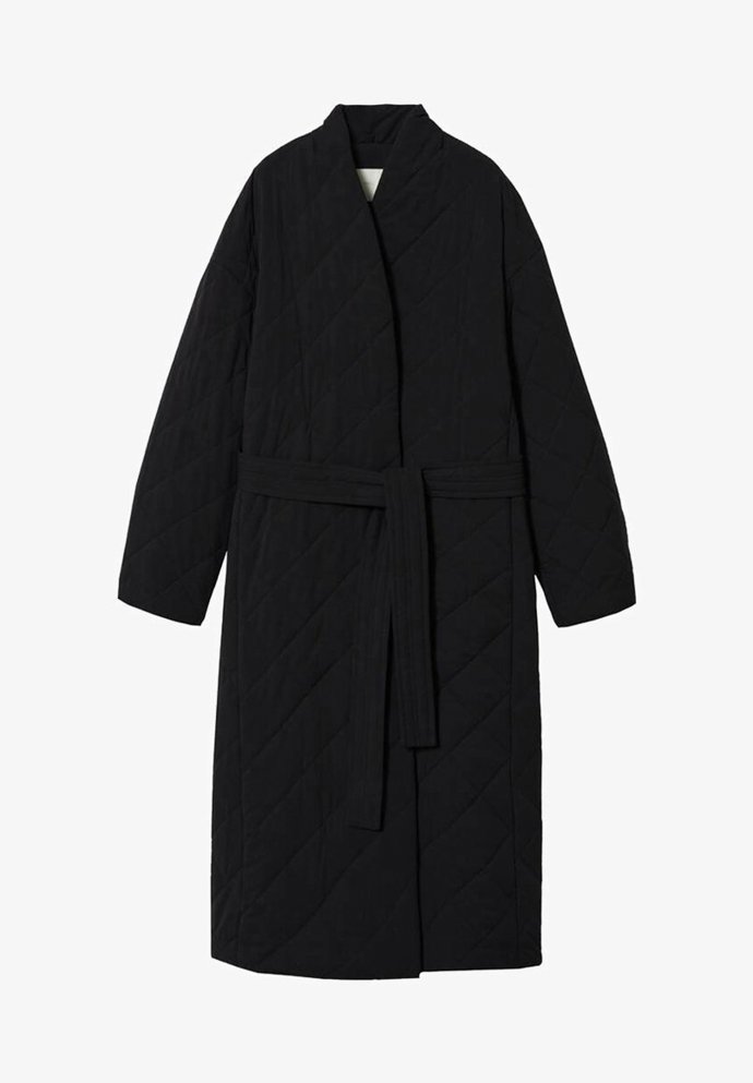 Prošívaný plášť, Mango, 2 299 Kč.