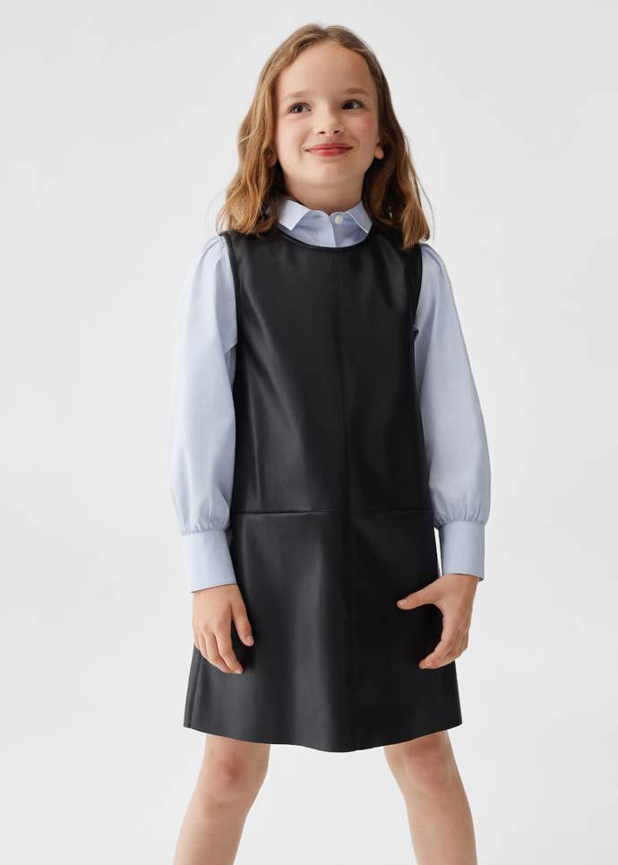 Šaty koženého vzhledu lze také využít k vrstvení. (Mango Kids, 899 Kč)