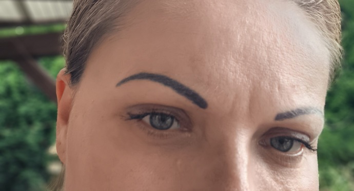 Vrásku mračivku, tedy vrásku mezi obočím, mnozí považují za nejvýraznější. I já k nim patřím, zkusila proto ošetření bylinkami. 