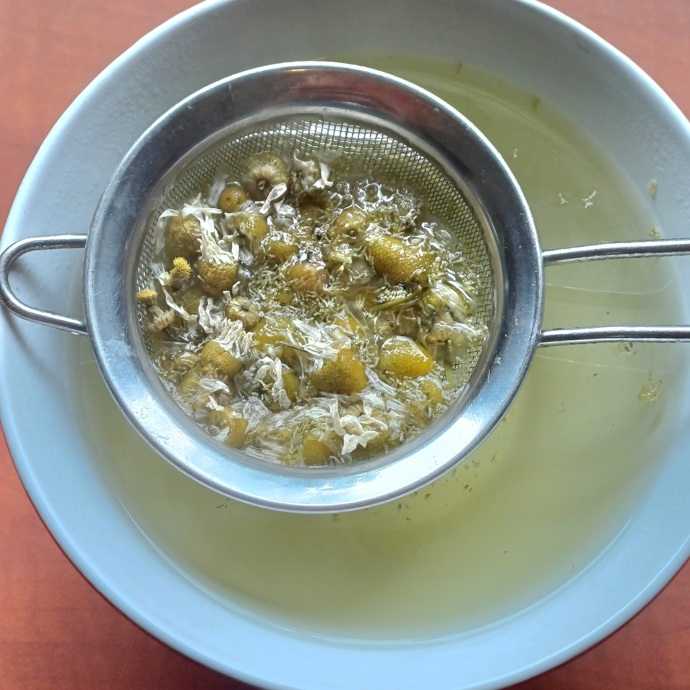 Nechte 15 minut louhovat, sceďte a přidejte citrónovou šťávu. Nálevem dvakrát denně umývejte potřebná místa.