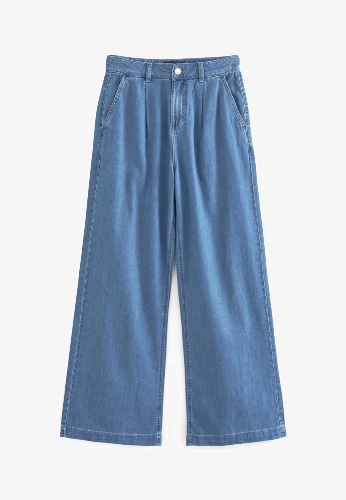 Pořádně široké nohavice nabízí kalhoty značky Next za 1 560 Kč