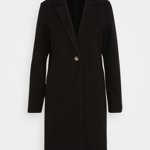 Jednoduchý plášť, Only, 1 499 Kč.