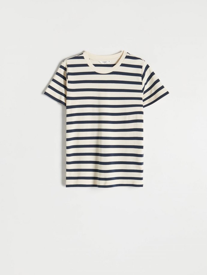 Styl určují také ty nejjednodušší kousky. Pruhované tričko z organické bavlny, Reserved, 499 Kč.