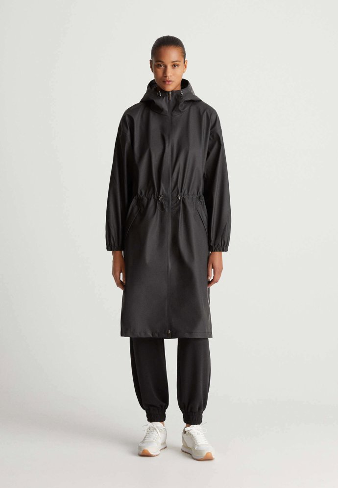 Klasická vodotěsná parka, Oysho, 1 799 Kč.