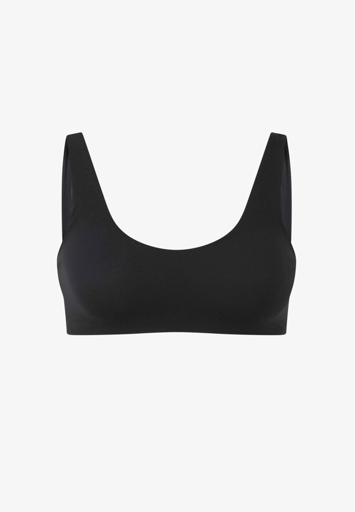 Napodobte look brazilské modelky třeba ve sportovním topu Oysho za 899 Kč.