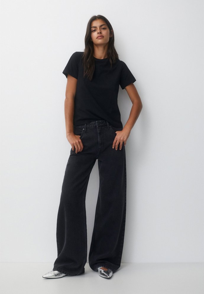 Elegantní look podtrhne černá barva. Džíny v tomto stylu najdete u značky Pull&Bear.