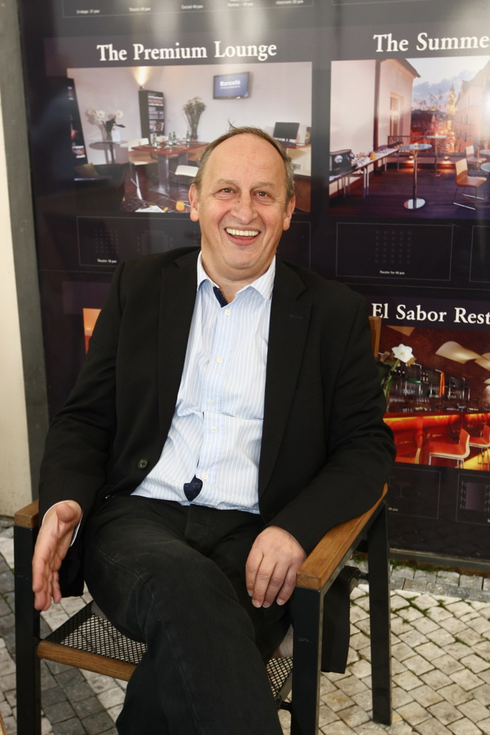 Jak nám prozradil jeho syn David, v minulosti mu k narozeninám udělal radost například bagr.