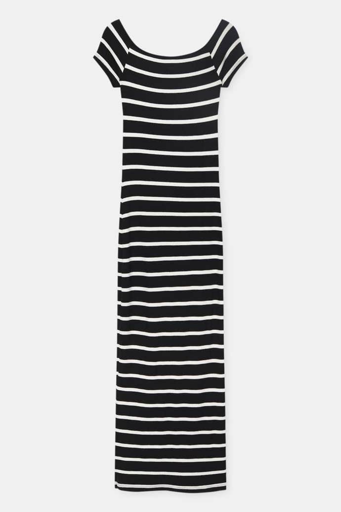 Dlouhé šaty se spadlými rameny, Pull & Bear, 499 Kč.