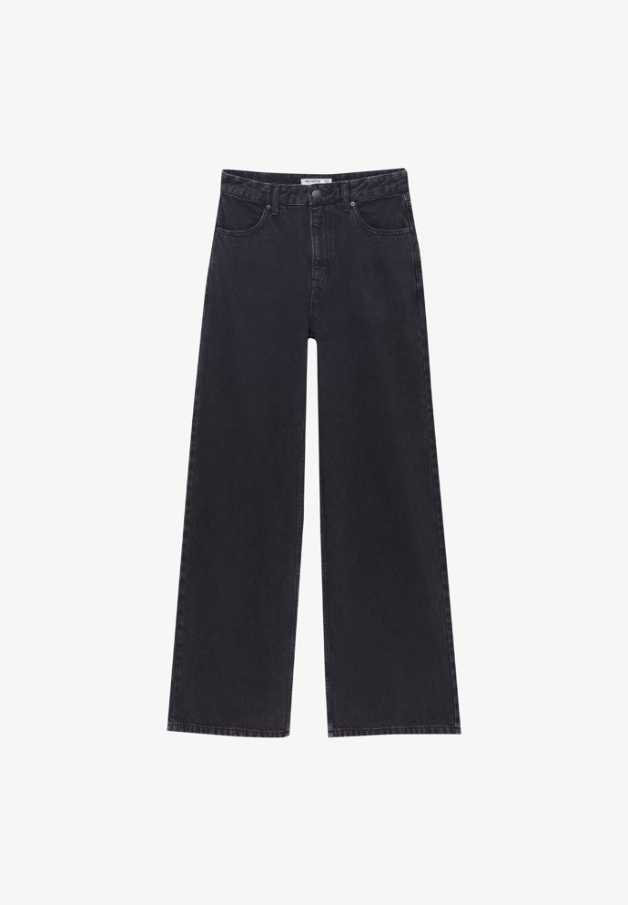 Džíny Pull&Bear také v o tón světlejším, lehce vyšisovaném černém odstínu. Cena: 699 Kč