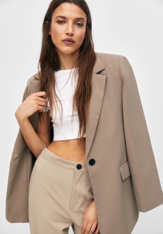 Větší, ale skvěle padnoucí, Pull & Bear, 799 Kč.