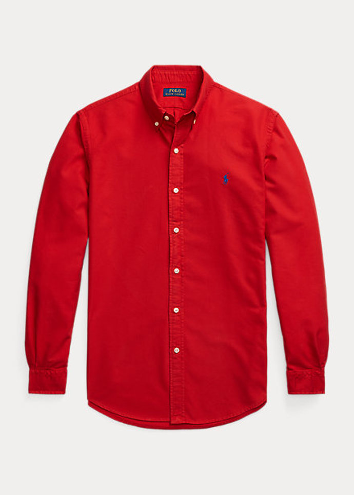 Rudá košile z dílny Acné Studios herci skvěle sedla. Zkuste podobný odstín od značky Polo Ralph Lauren. (3 590 Kč)