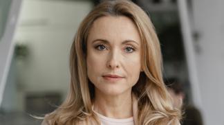 starší žena, smutná