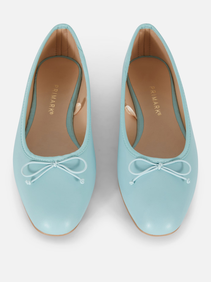 Blankytné balerínky s mašlí, značka nabízí více barevných variant. (Primark 180 Kč)
