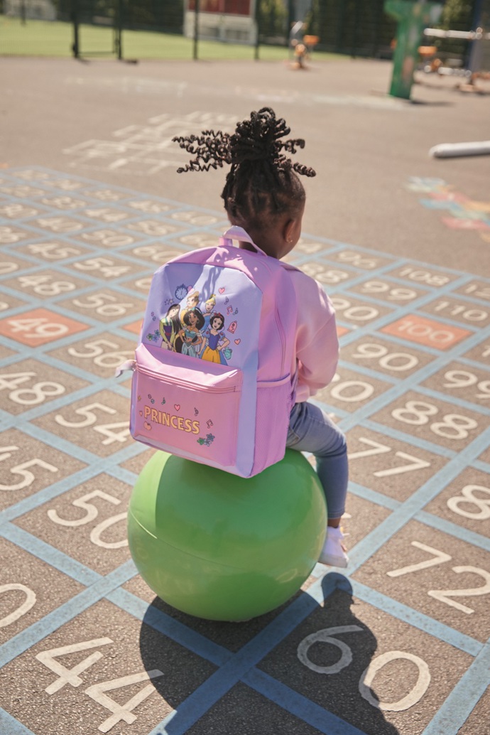 Dostupnější variantu školní brašny 
 pořídíte v řetězci Primark. Princeznovská aktovkamůže plnit i funkci náhradní školní brašny v případě nehody se svačinou či jiných lapálií. (390 Kč)