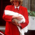 Princezna Diana přivedla svého druhorozeného syna Harryho na svět v září 1984. I když princ se často označuje za náhradníka a trpěl syndromem mladšího odstrčeného bratra, dobové fotografie ukazují, že to byl právě Harry, koho maminka neustále mazlila, hladila a chránila.
