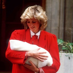 Princezna Diana přivedla svého druhorozeného syna Harryho na svět v září 1984. I když princ se často označuje za náhradníka a trpěl syndromem mladšího odstrčeného bratra, dobové fotografie ukazují, že to byl právě Harry, koho maminka neustále mazlila, hladila a chránila.