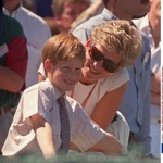 Harry dodnes lituje toho, že maminku při telefonickém rozhovoru v den její smrti odbyl, aby si mohl hrát s bráchou Williamem a sestřenicemi.