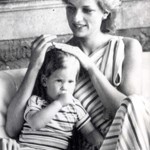 Zrzavý klučina v batolecím věku prakticky neopustil maminčinu náruč. Čelit také musel pomluvám, že nejde o Charlesova syna, nýbrž potomka Dianina milence Jamese Hewitta, kterému byl Harry nápadně podobný.