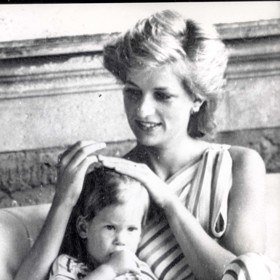 Zrzavý klučina v batolecím věku prakticky neopustil maminčinu náruč. Čelit také musel pomluvám, že nejde o Charlesova syna, nýbrž potomka Dianina milence Jamese Hewitta, kterému byl Harry nápadně podobný.