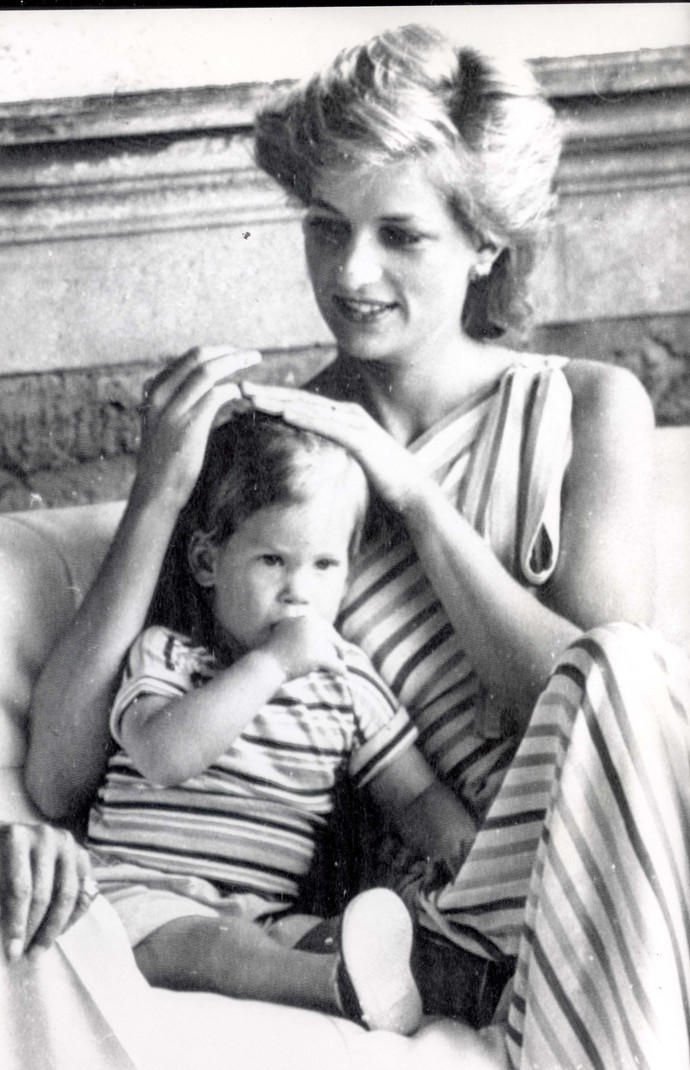 Zrzavý klučina v batolecím věku prakticky neopustil maminčinu náruč. Čelit také musel pomluvám, že nejde o Charlesova syna, nýbrž potomka Dianina milence Jamese Hewitta, kterému byl Harry nápadně podobný.