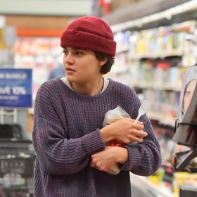 Jack Depp o světskou slávu příliš nestojí, raději se věnuje malování a také působil jako kytarista v skupině Clown Boner. Alespoň to mají stran zájmů s tátou společné.