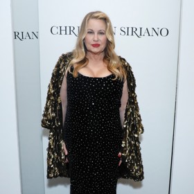 Jennifer Coolidge na newyorském týdnu módy v nádherných černých třpytivých koktejlkách a ještě výraznějším kabátku.