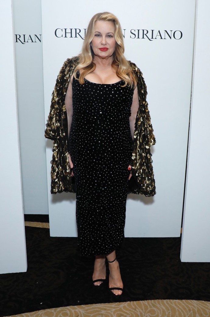 Jennifer Coolidge na newyorském týdnu módy v nádherných černých třpytivých koktejlkách a ještě výraznějším kabátku.