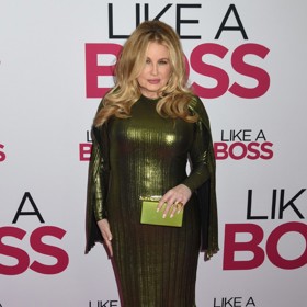 Jennifer Coolidge zazářila na premiéře filmu Velké šéfky v metalických lahvově zelených šatech a dokonale sladěných doplňcích.