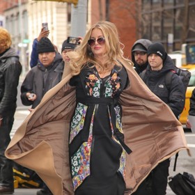 Herečka v klasickém kabátu barvy velbloudí srsti, pod nímž se skrývaly nápaditě vzorované šaty. Prostě diva!